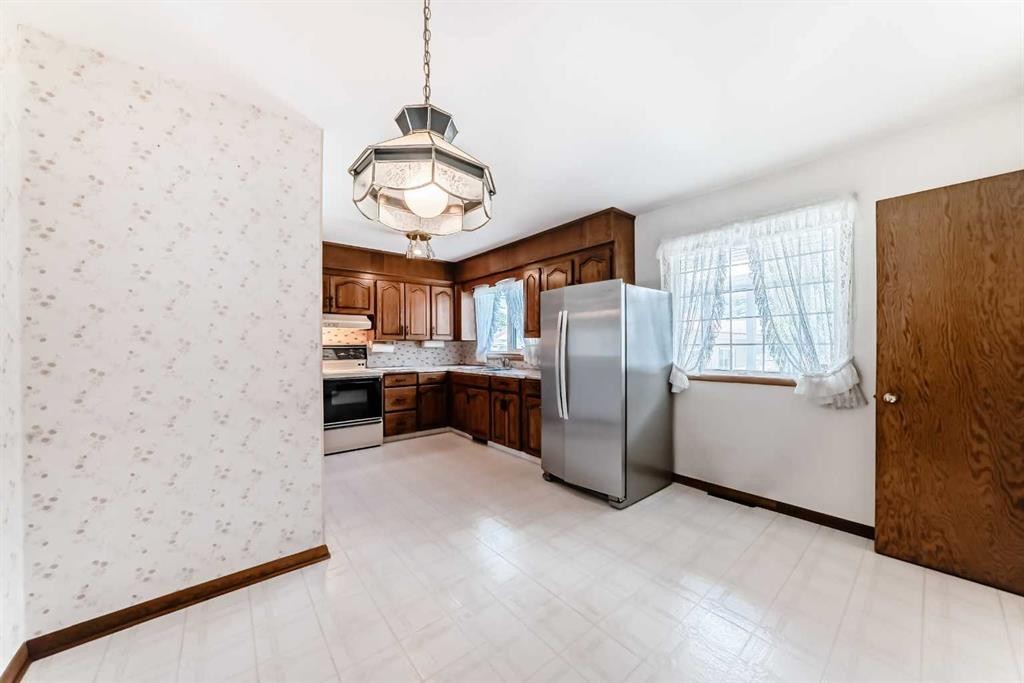 54 Fullerton Road Se, Calgary, AB - Indoor