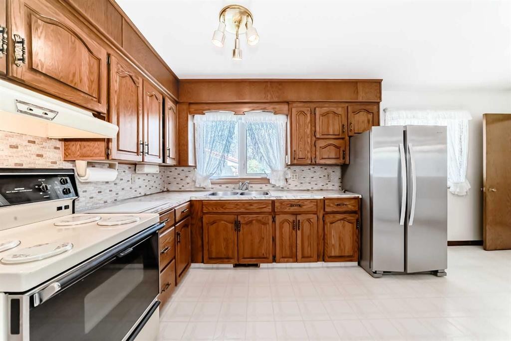 54 Fullerton Road Se, Calgary, AB - Indoor Photo Showing Kitchen With Double Sink