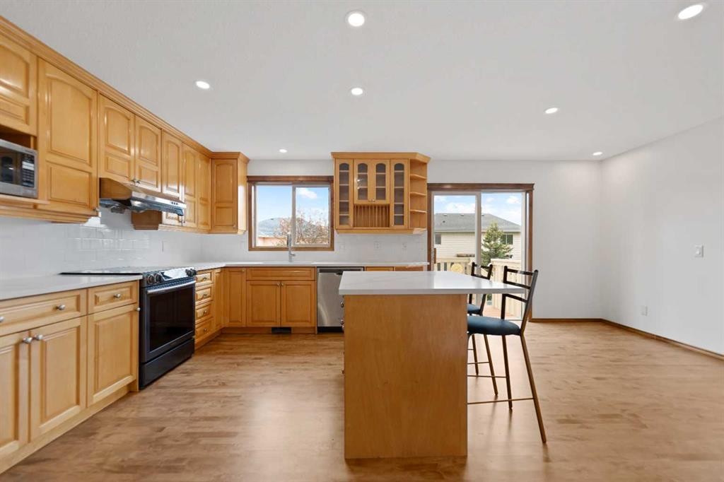 410 Long Beach Landing, Chestermere, AB - Indoor Photo Showing Kitchen