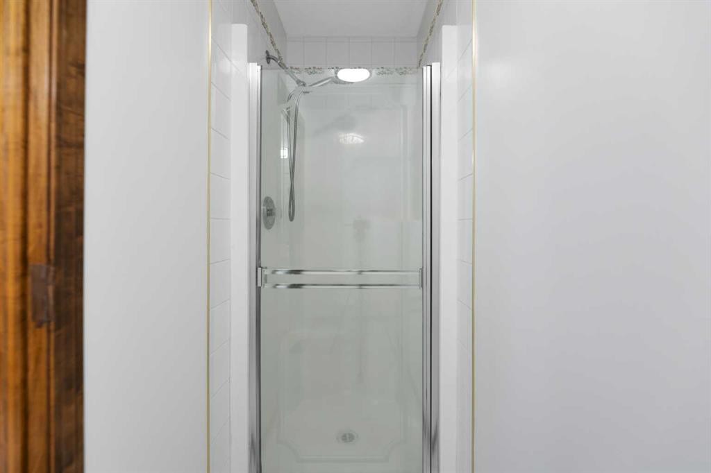 410 Long Beach Landing, Chestermere, AB - Indoor Photo Showing Bathroom