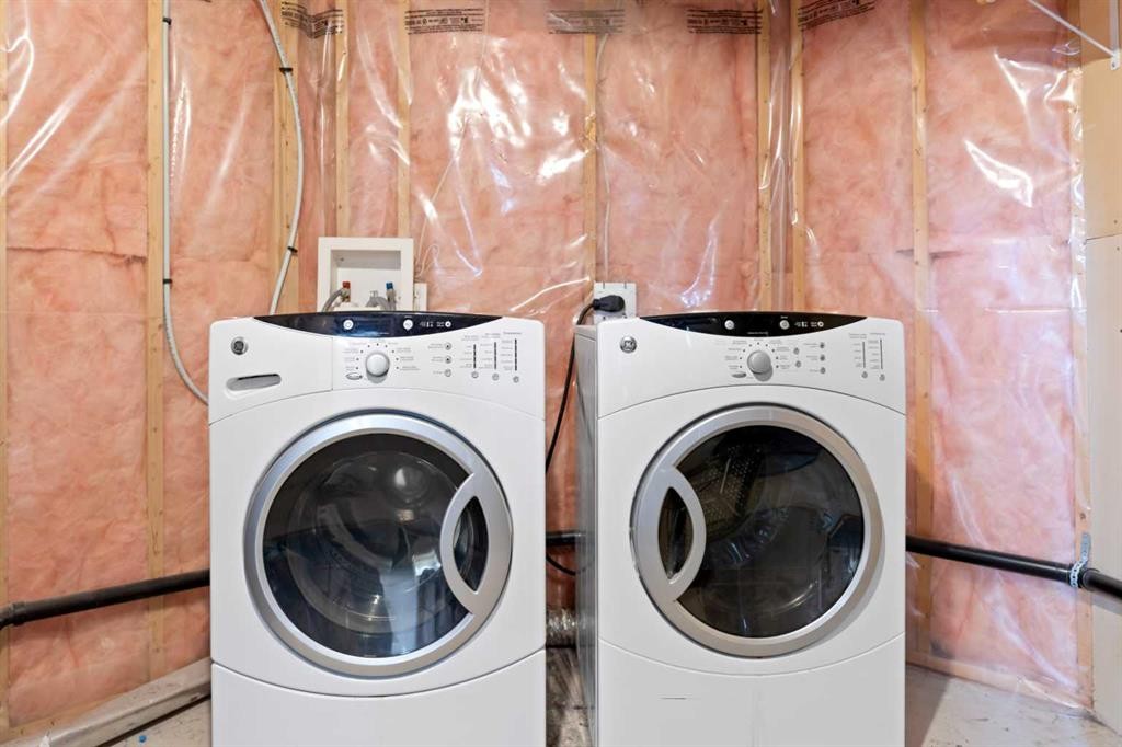 410 Long Beach Landing, Chestermere, AB - Indoor Photo Showing Laundry Room