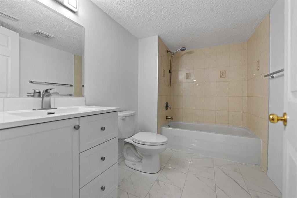 410 Long Beach Landing, Chestermere, AB - Indoor Photo Showing Bathroom