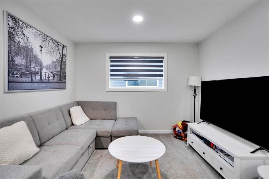 112 Langwell Common Se, Airdrie, AB - Indoor Photo Showing Living Room