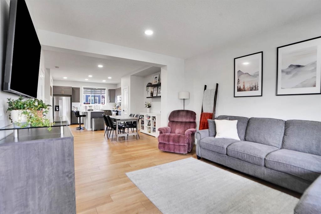 112 Langwell Common Se, Airdrie, AB - Indoor Photo Showing Living Room