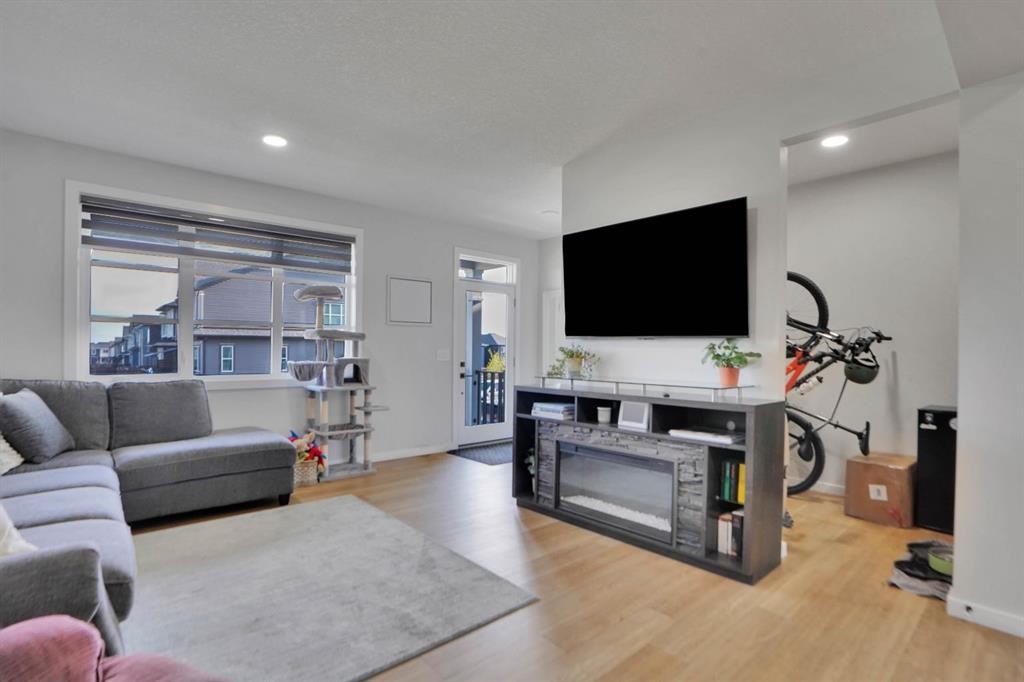 112 Langwell Common Se, Airdrie, AB - Indoor Photo Showing Living Room