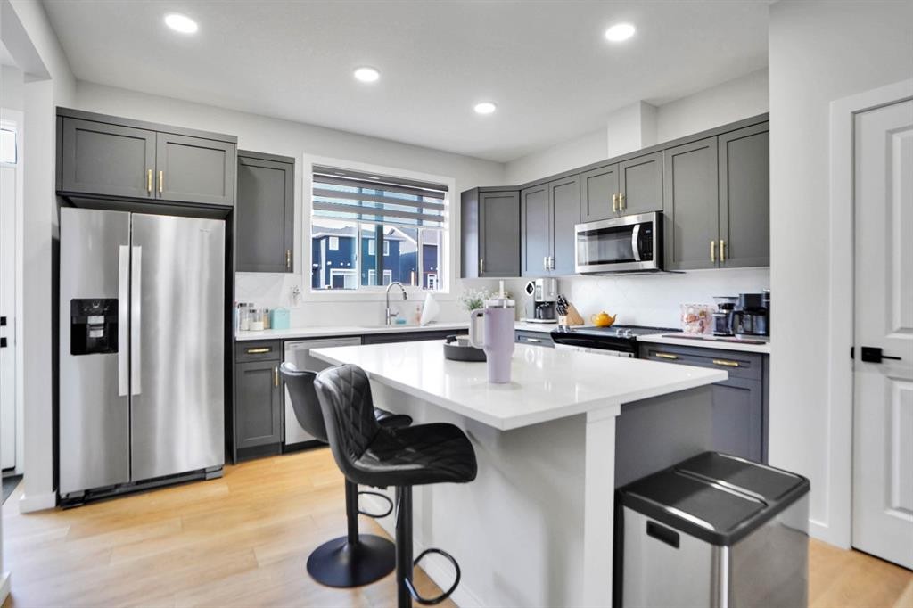 112 Langwell Common Se, Airdrie, AB - Indoor Photo Showing Kitchen With Upgraded Kitchen