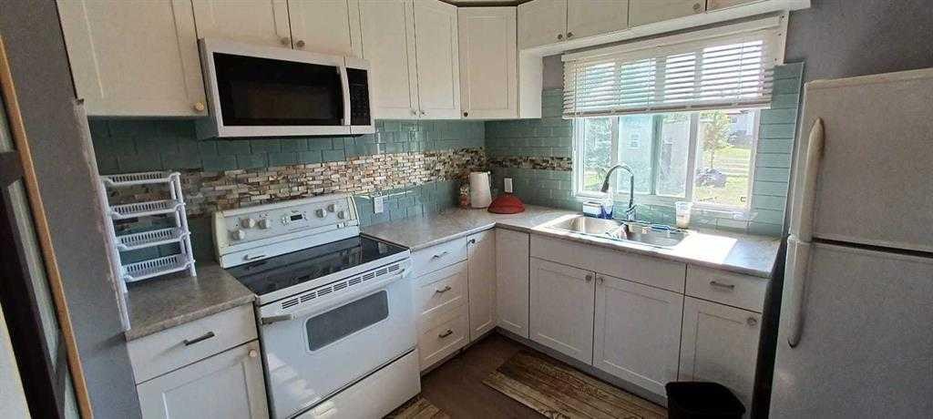 4710 Imperial Avenue, Coronation, AB - Indoor Photo Showing Kitchen