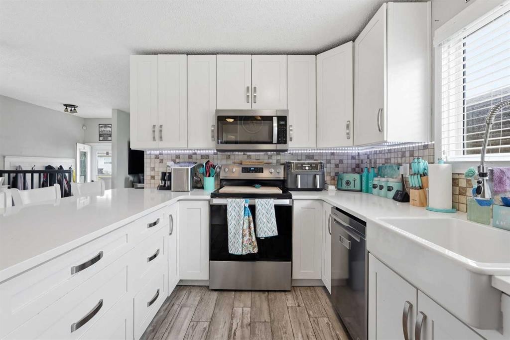 51 Aberdare Way Ne, Calgary, AB - Indoor Photo Showing Kitchen