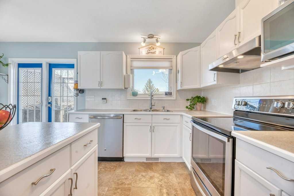 191 Strathaven Crescent, Strathmore, AB - Indoor Photo Showing Kitchen With Double Sink