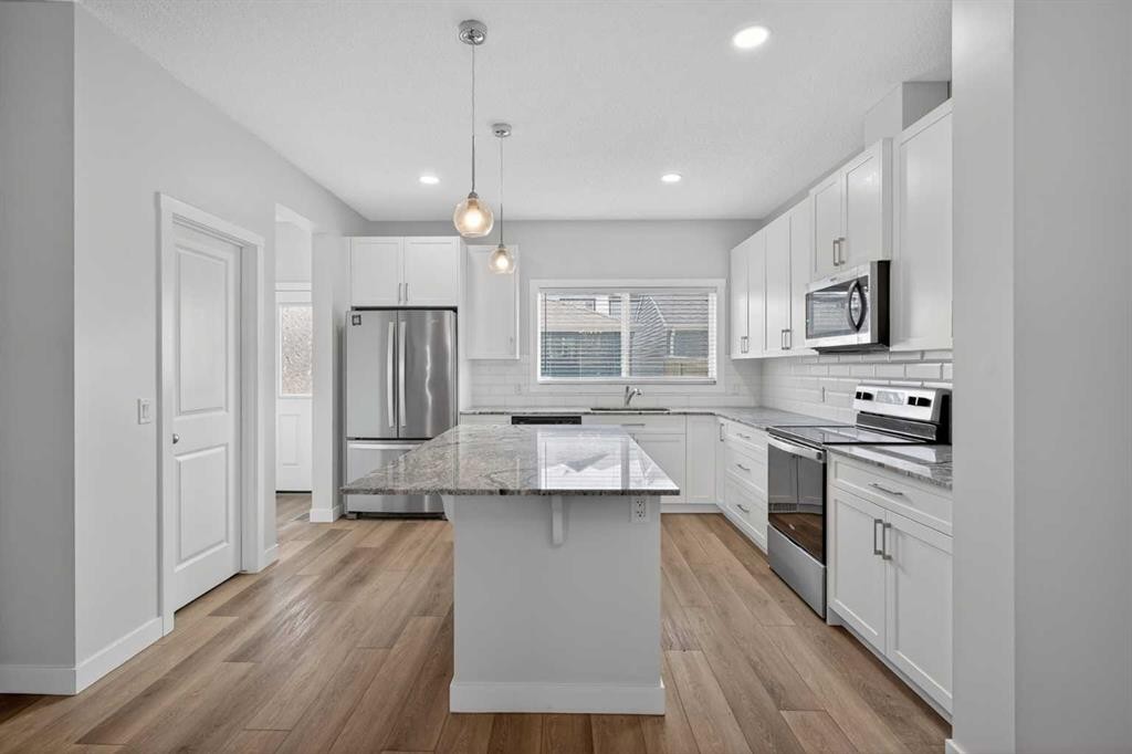 326 Creekside Boulevard Sw, Calgary, AB - Indoor Photo Showing Kitchen With Upgraded Kitchen