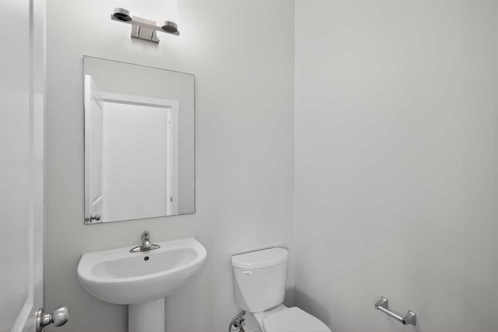 326 Creekside Boulevard Sw, Calgary, AB - Indoor Photo Showing Bathroom