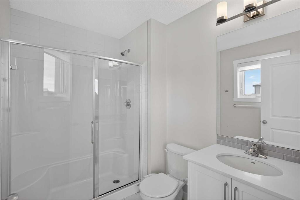 326 Creekside Boulevard Sw, Calgary, AB - Indoor Photo Showing Bathroom