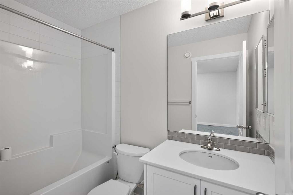 326 Creekside Boulevard Sw, Calgary, AB - Indoor Photo Showing Bathroom