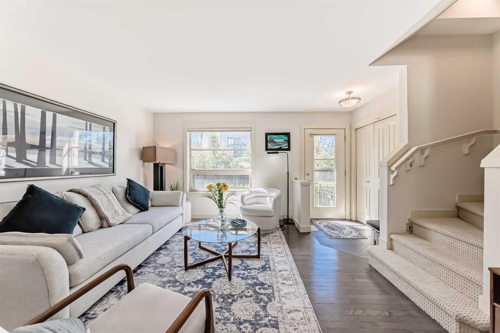 25 Aspen Hills Terrace Sw, Calgary, AB - Indoor Photo Showing Living Room
