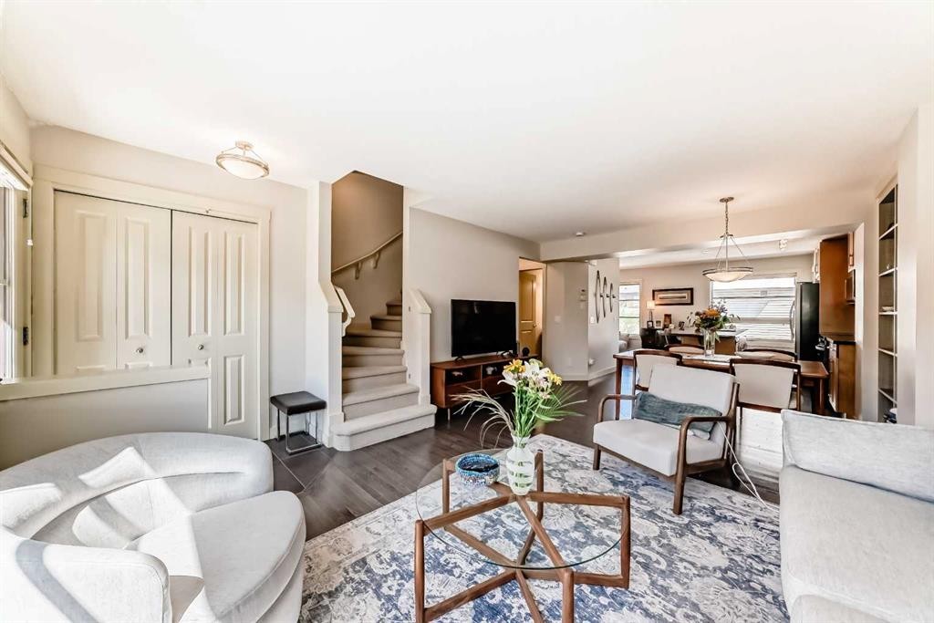 25 Aspen Hills Terrace Sw, Calgary, AB - Indoor Photo Showing Living Room