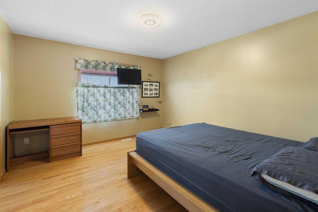 179 Erin Park Drive Se, Calgary, AB - Indoor Photo Showing Bedroom