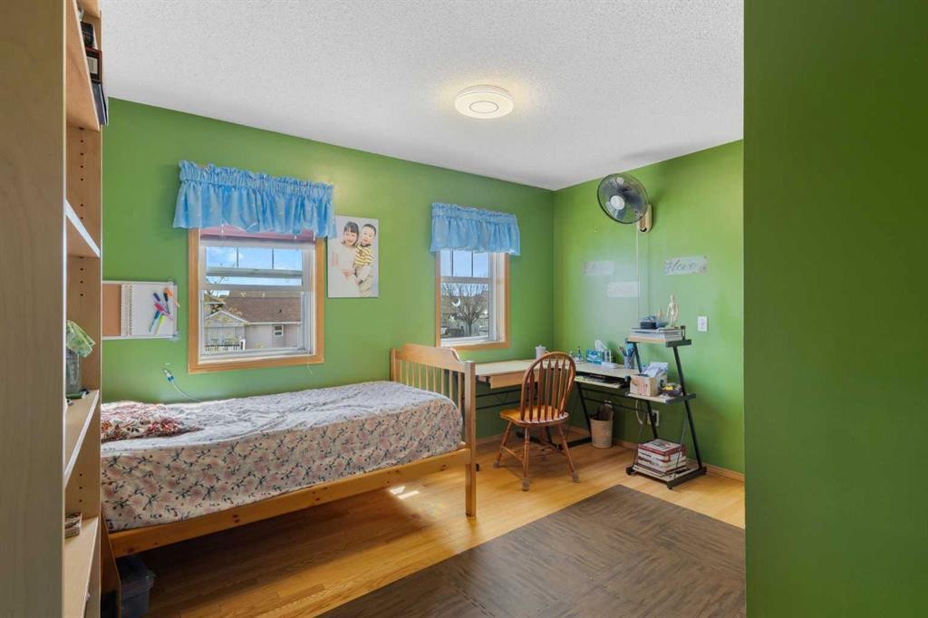179 Erin Park Drive Se, Calgary, AB - Indoor Photo Showing Bedroom