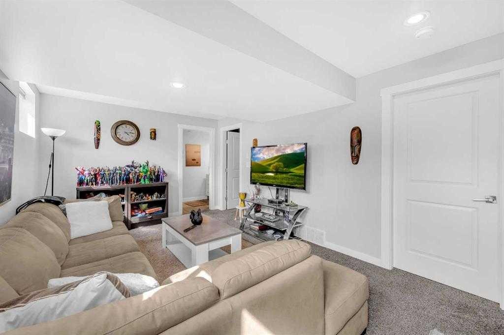 3143 45 Street Sw, Calgary, AB