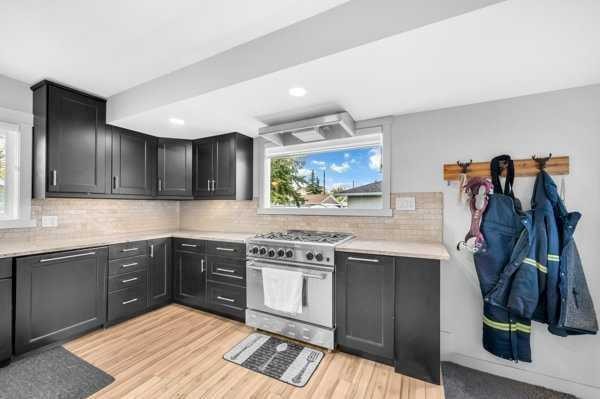 3143 45 Street Sw, Calgary, AB