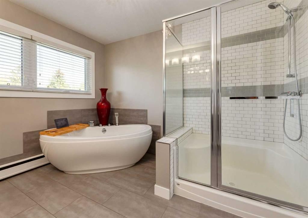 84 Fullerton Road Se, Calgary, AB - Indoor Photo Showing Bathroom