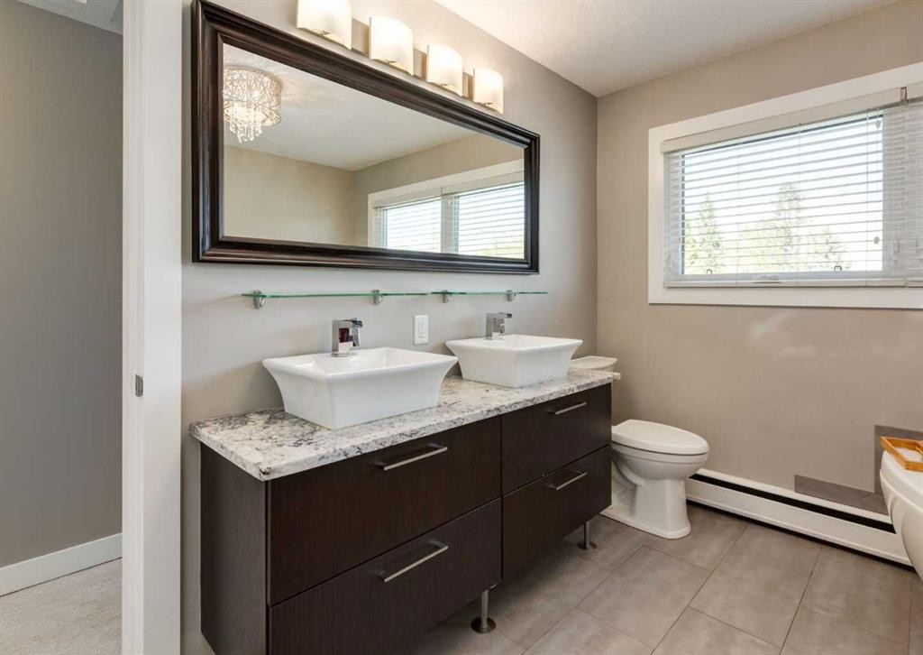84 Fullerton Road Se, Calgary, AB - Indoor Photo Showing Bathroom