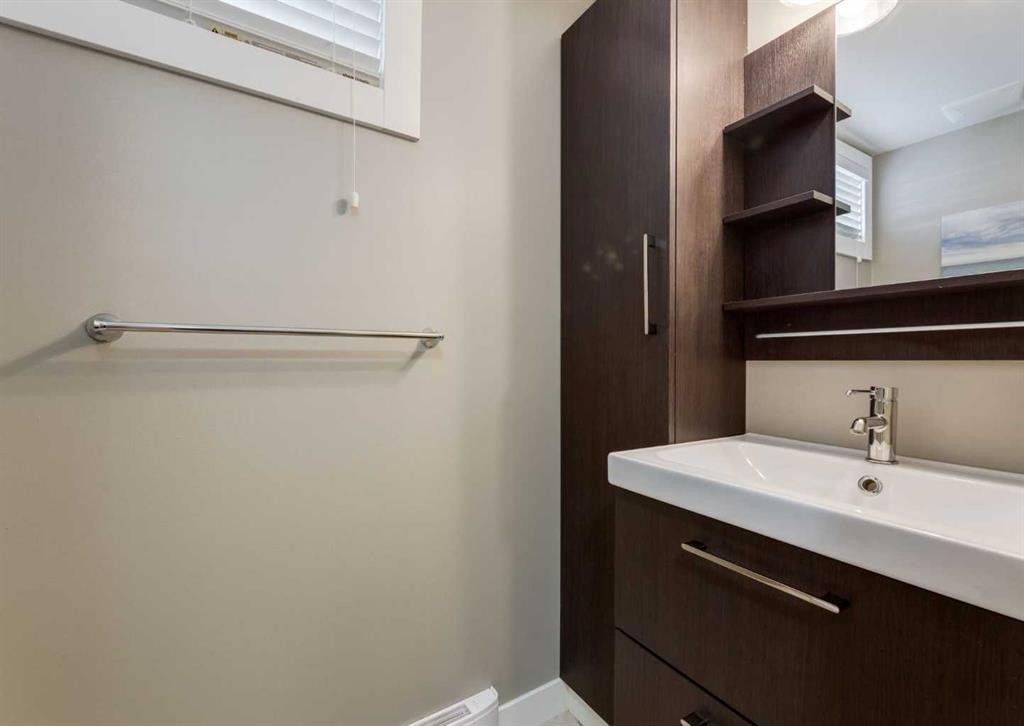 84 Fullerton Road Se, Calgary, AB - Indoor Photo Showing Bathroom
