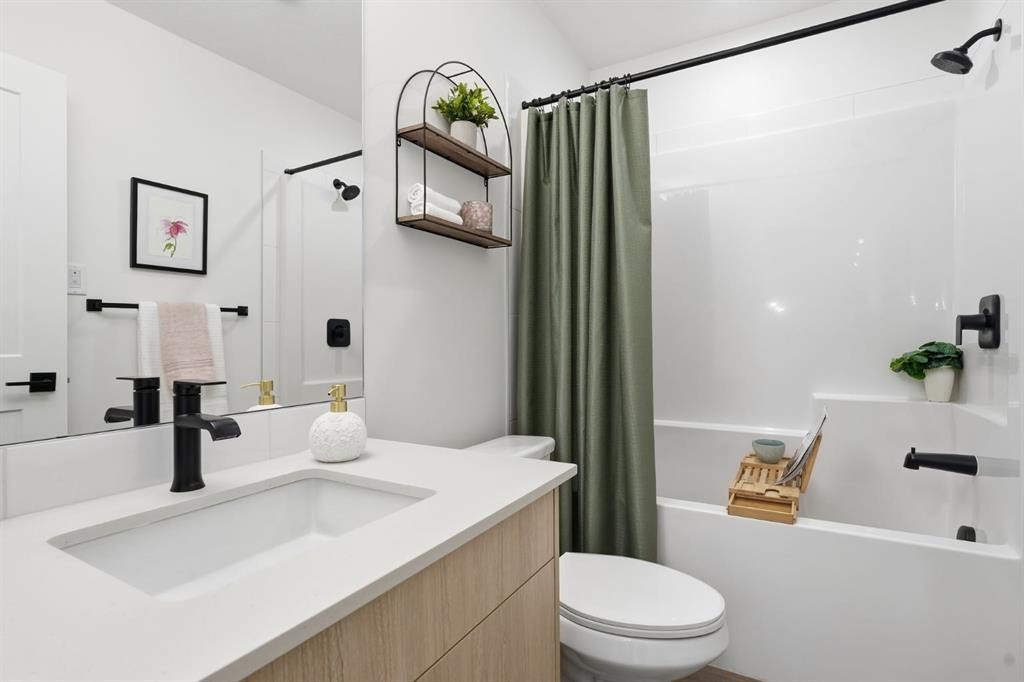 2103-55 Lucas Way Nw, Calgary, AB - Indoor Photo Showing Bathroom