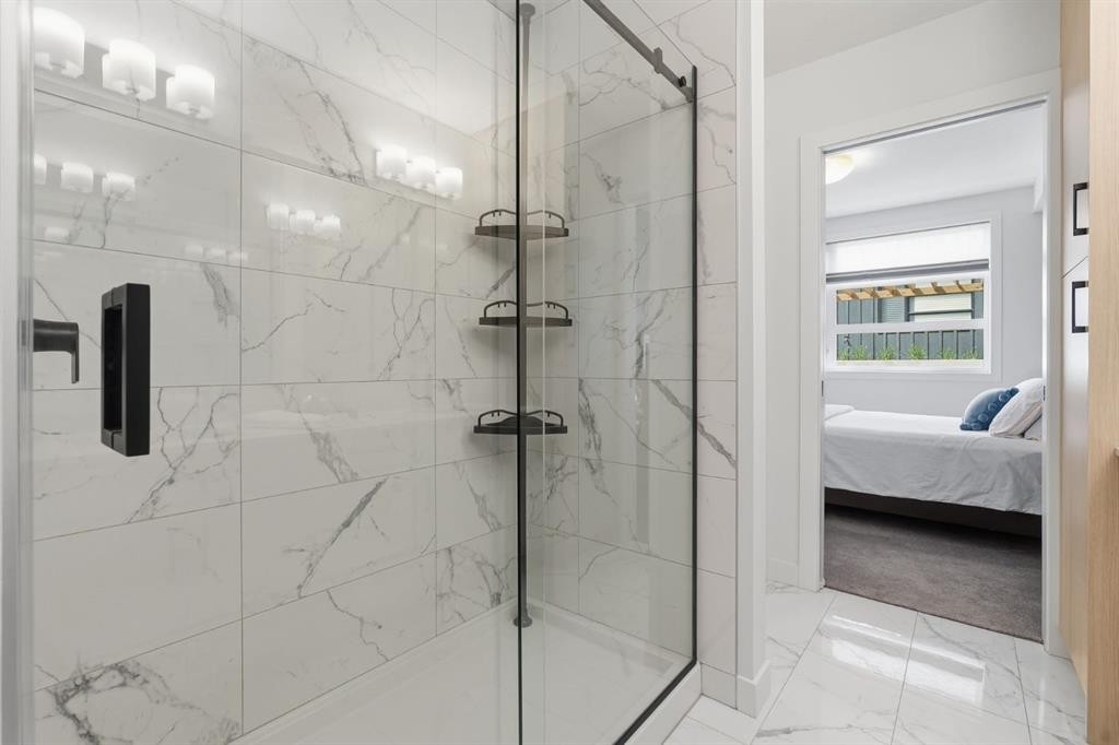 2103-55 Lucas Way Nw, Calgary, AB - Indoor Photo Showing Bathroom