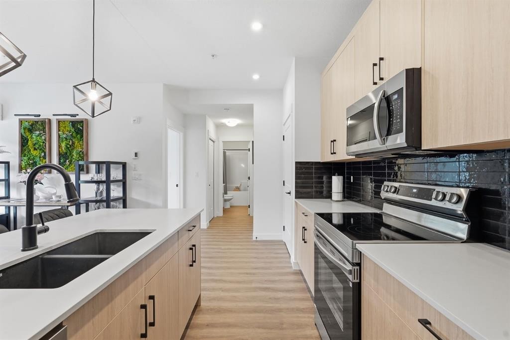 2103-55 Lucas Way Nw, Calgary, AB - Indoor Photo Showing Kitchen With Double Sink With Upgraded Kitchen