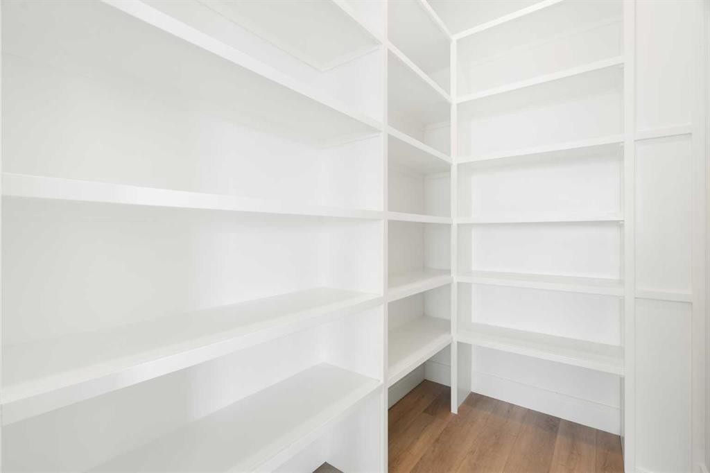267 Muirfield Crescent, Lyalta, AB - Indoor With Storage