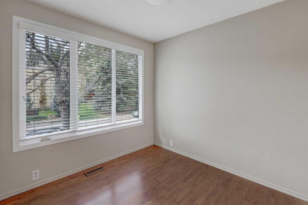 82 Point Drive Nw, Calgary, AB - Indoor Photo Showing Other Room