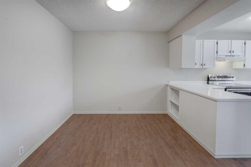 82 Point Drive Nw, Calgary, AB - Indoor Photo Showing Kitchen