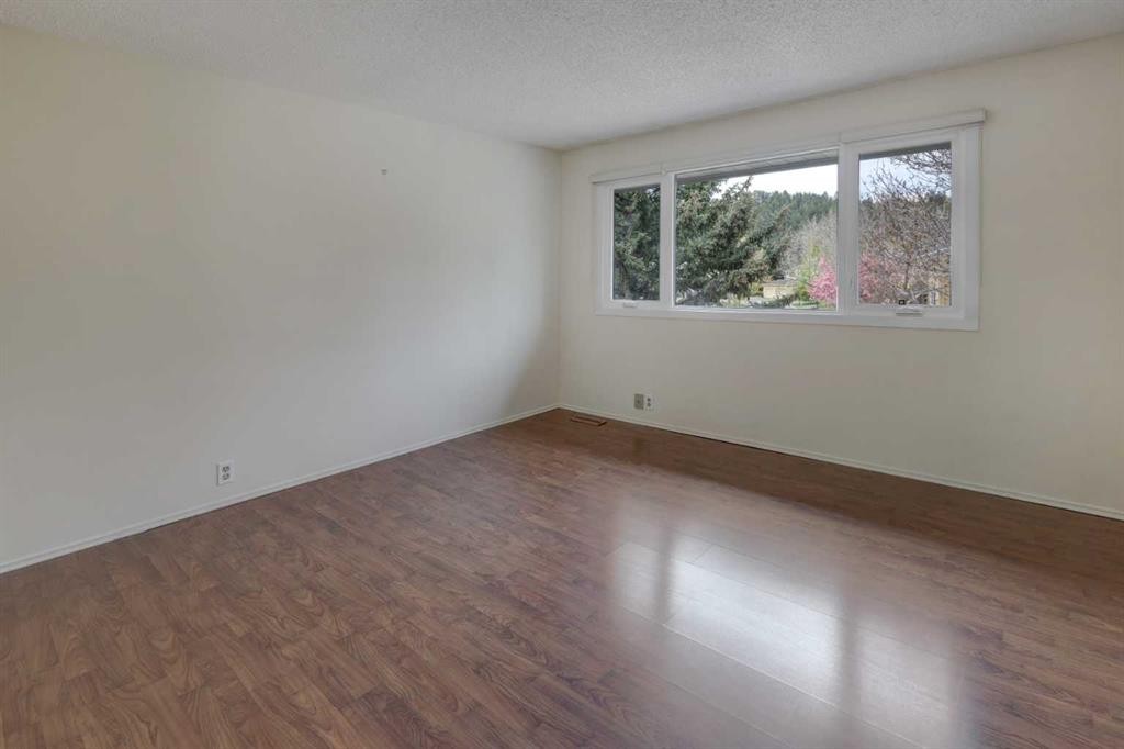 82 Point Drive Nw, Calgary, AB - Indoor Photo Showing Other Room