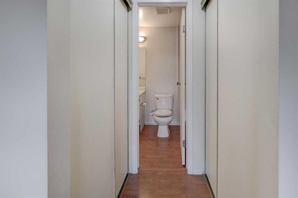 82 Point Drive Nw, Calgary, AB - Indoor Photo Showing Bathroom