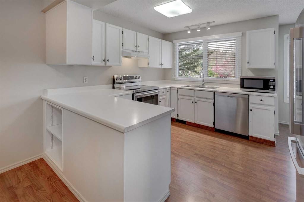 82 Point Drive Nw, Calgary, AB - Indoor Photo Showing Kitchen