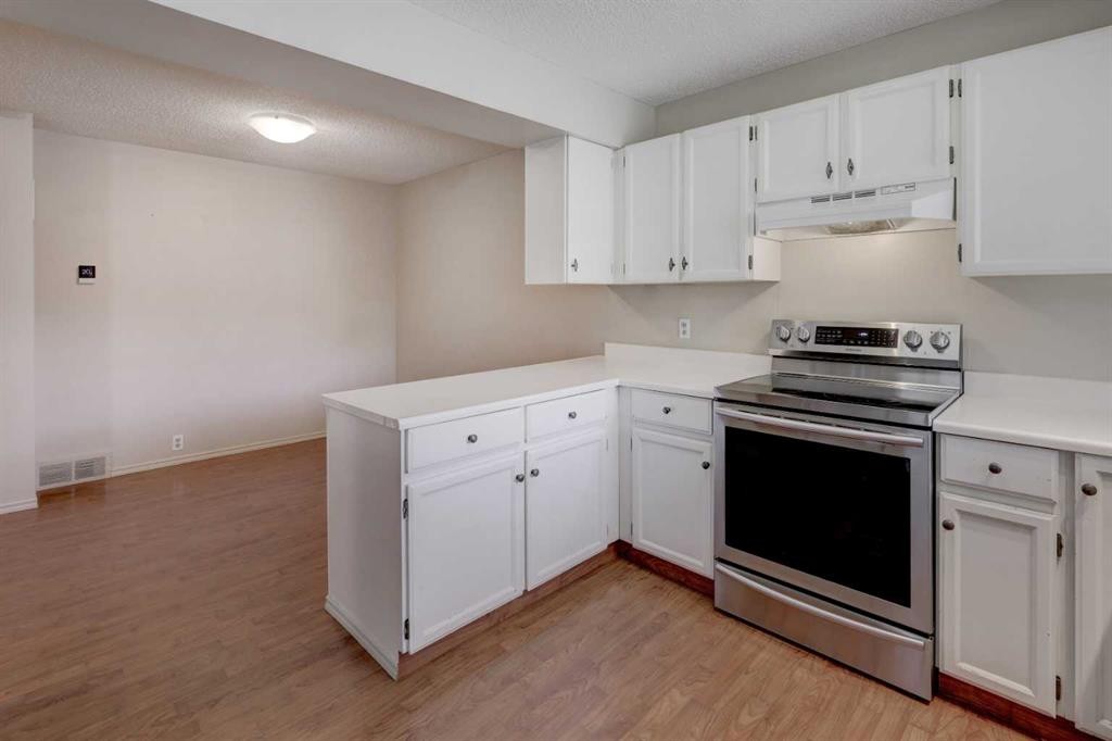 82 Point Drive Nw, Calgary, AB - Indoor Photo Showing Kitchen