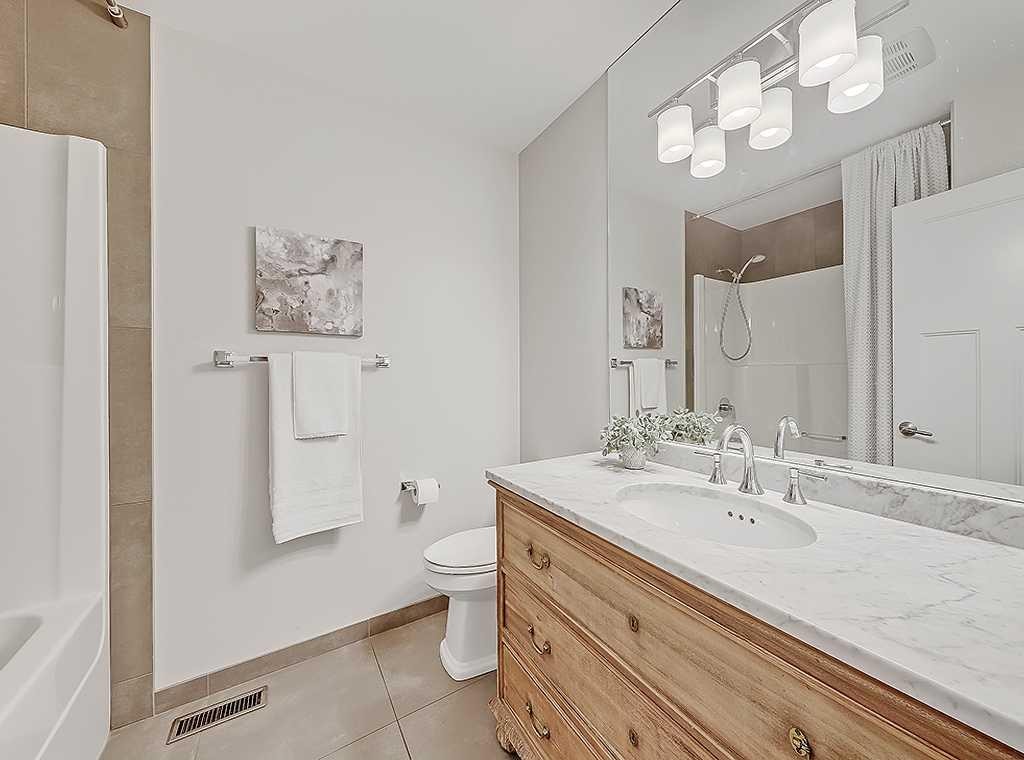 907 Kerfoot Crescent Sw, Calgary, AB - Indoor Photo Showing Bathroom