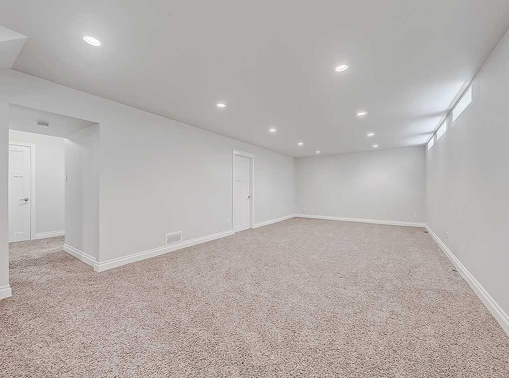 907 Kerfoot Crescent Sw, Calgary, AB - Indoor Photo Showing Other Room