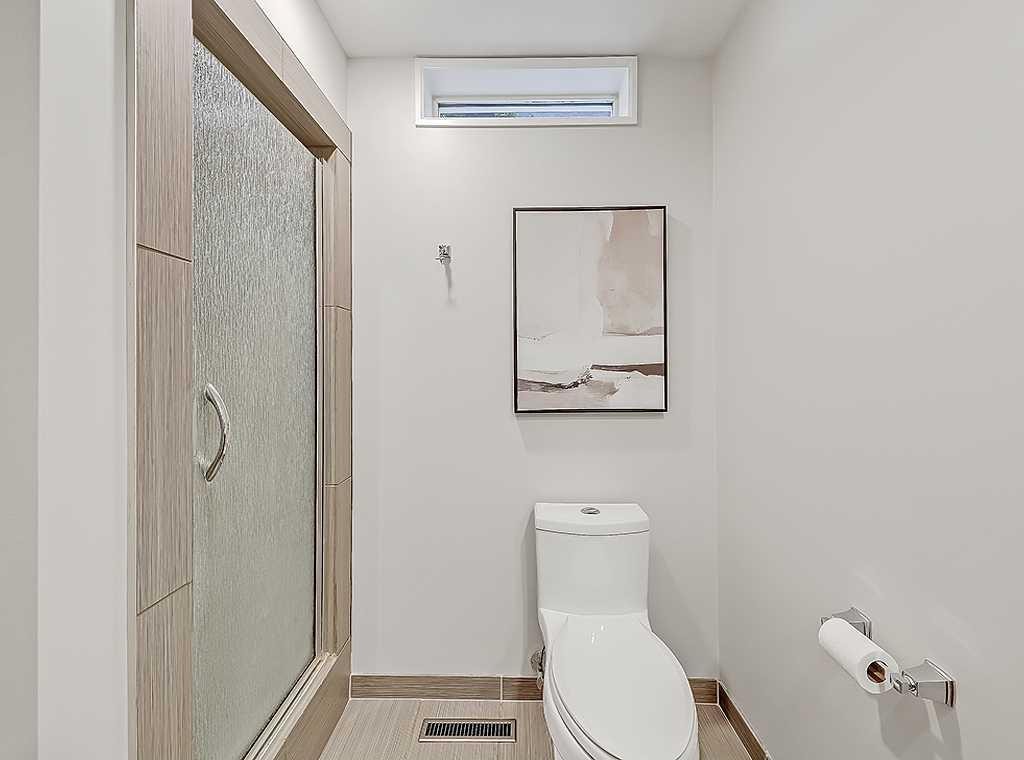 907 Kerfoot Crescent Sw, Calgary, AB - Indoor Photo Showing Bathroom