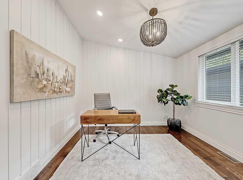 907 Kerfoot Crescent Sw, Calgary, AB - Indoor Photo Showing Other Room
