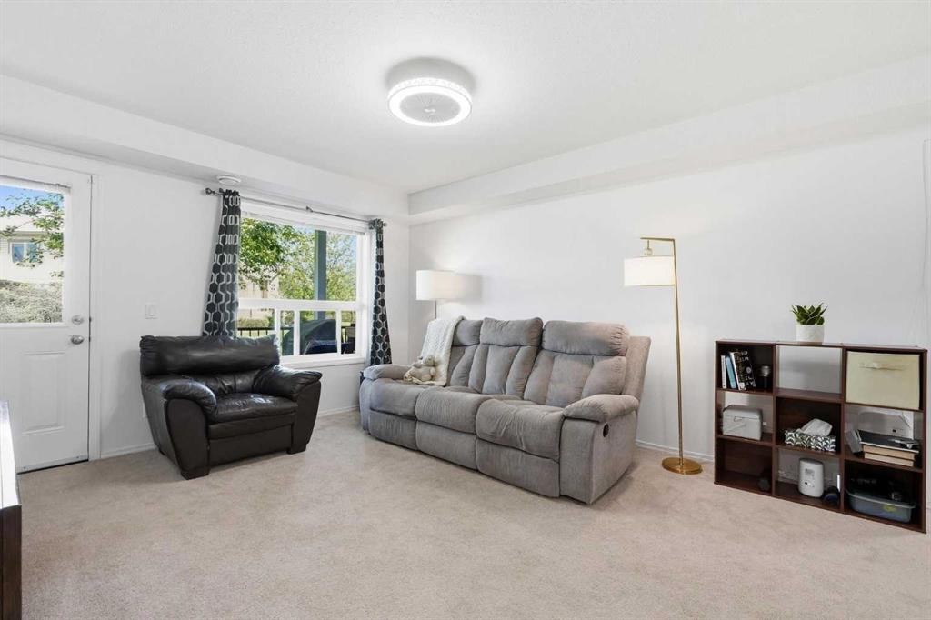 400-8 Bayside Place, Strathmore, AB - Indoor Photo Showing Living Room