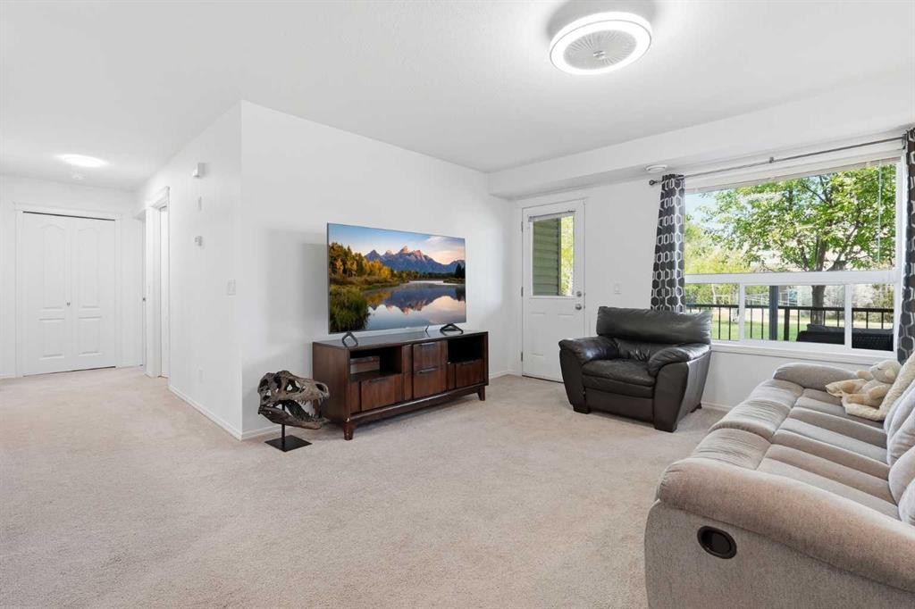 400-8 Bayside Place, Strathmore, AB - Indoor Photo Showing Living Room
