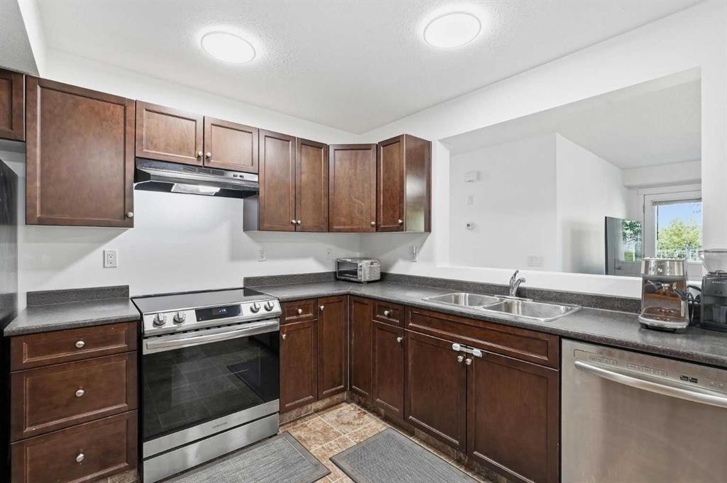 400-8 Bayside Place, Strathmore, AB - Indoor Photo Showing Kitchen With Double Sink