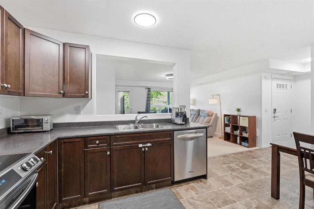 400-8 Bayside Place, Strathmore, AB - Indoor Photo Showing Kitchen With Double Sink