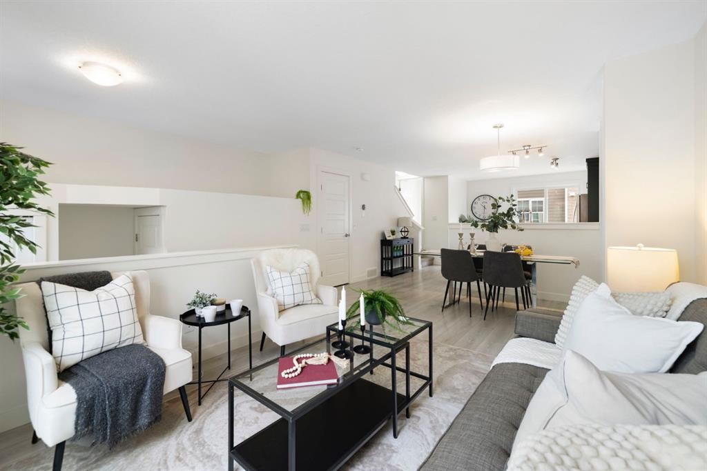 812 Cranbrook Walk Se, Calgary, AB - Indoor Photo Showing Living Room