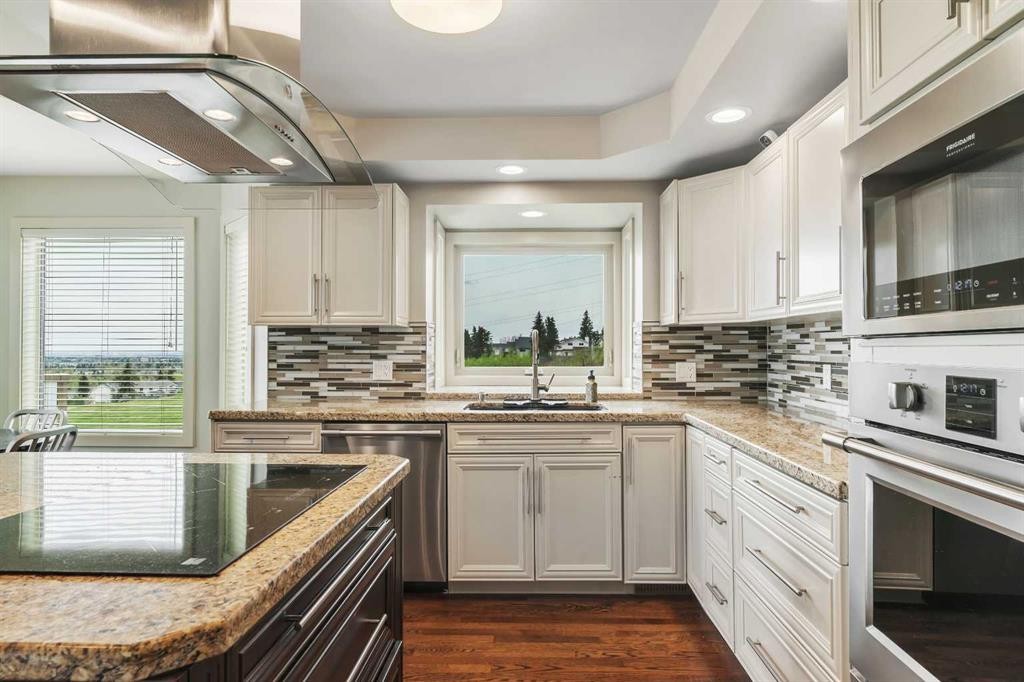 19 Coach Gate Way Sw, Calgary, AB - Indoor Photo Showing Kitchen