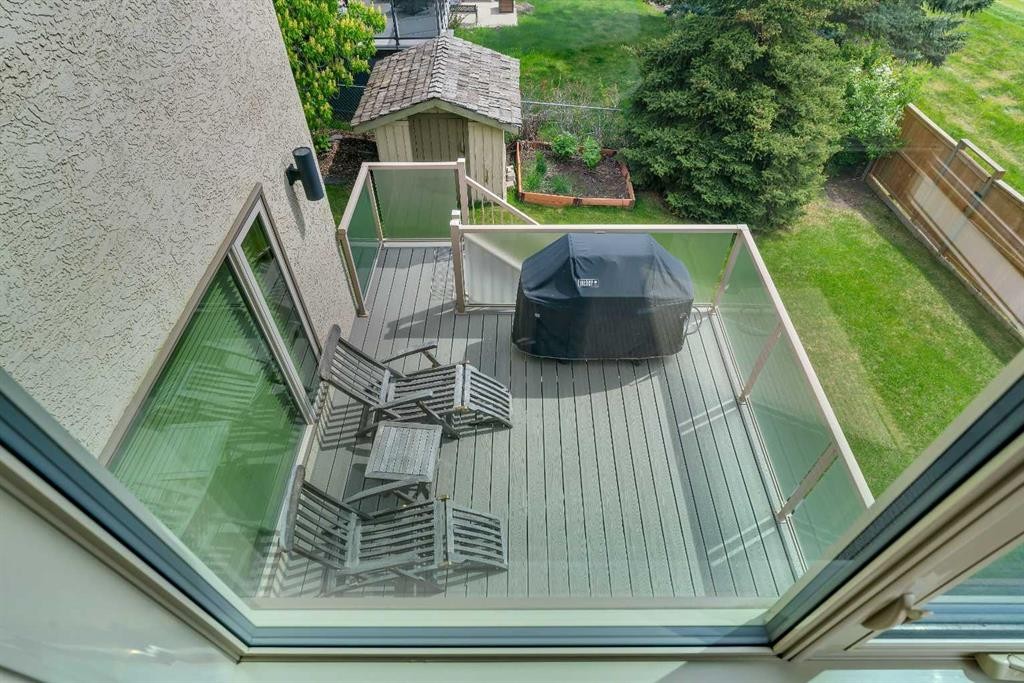19 Coach Gate Way Sw, Calgary, AB - Outdoor