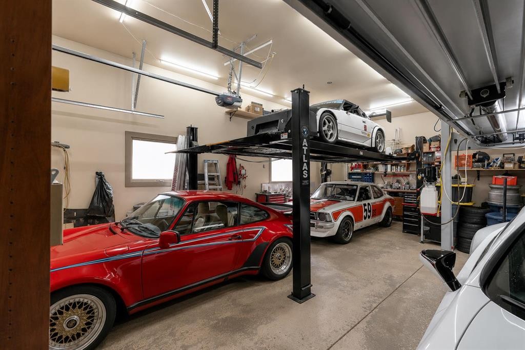 19 Coach Gate Way Sw, Calgary, AB - Indoor Photo Showing Garage