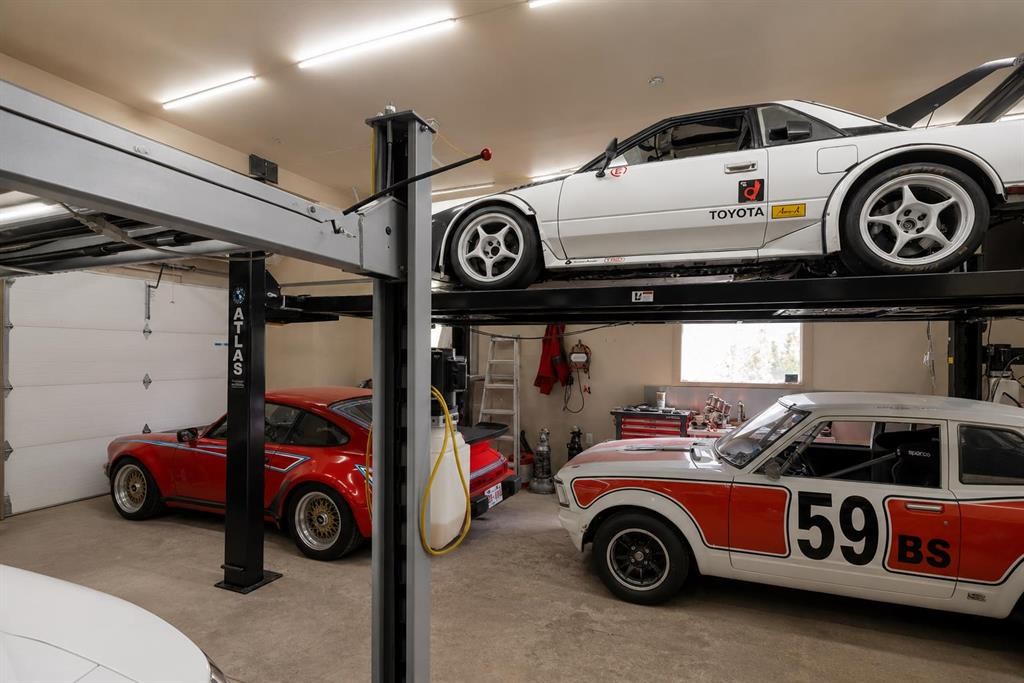 19 Coach Gate Way Sw, Calgary, AB - Indoor Photo Showing Garage