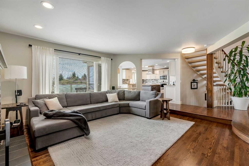 19 Coach Gate Way Sw, Calgary, AB - Indoor Photo Showing Living Room